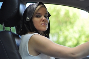 Кожаная косынка защитит от ветра в автомобиле с отрытым окном